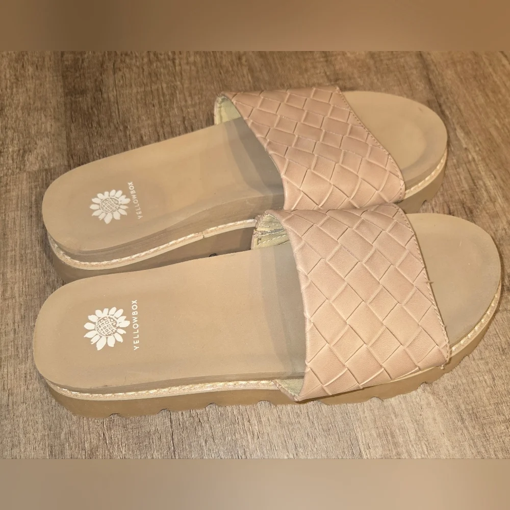 Yellow box Kaibee Tan Slip Ons Size 7.5 - Picture 1 of 4